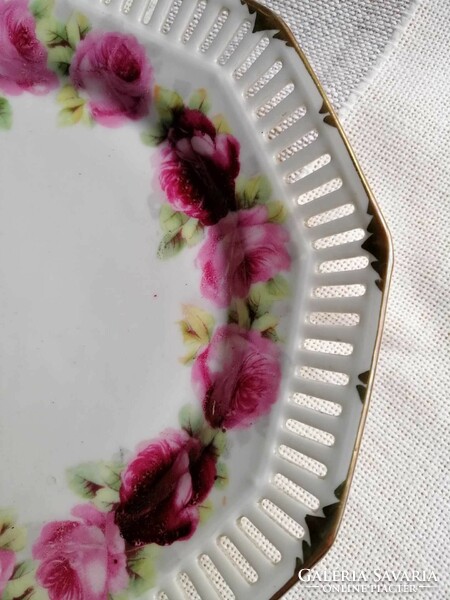 Áttört szélű sütis tányér rózsa mintával