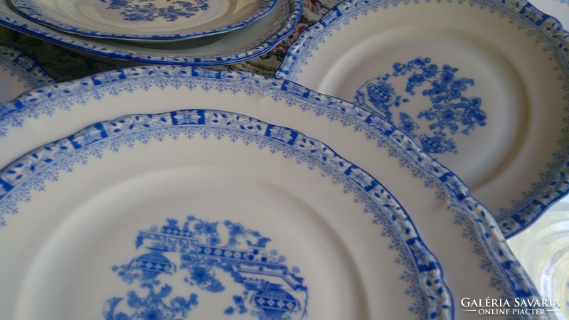 Beautiful tableware, many pieces