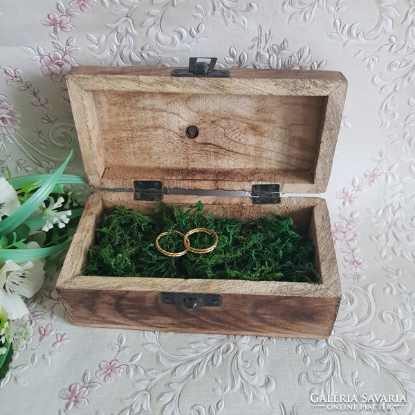 Új, antique hatású, virág mintás, faragott, gyöngyökkel díszített esküvői gyűrűtartó doboz, faládika