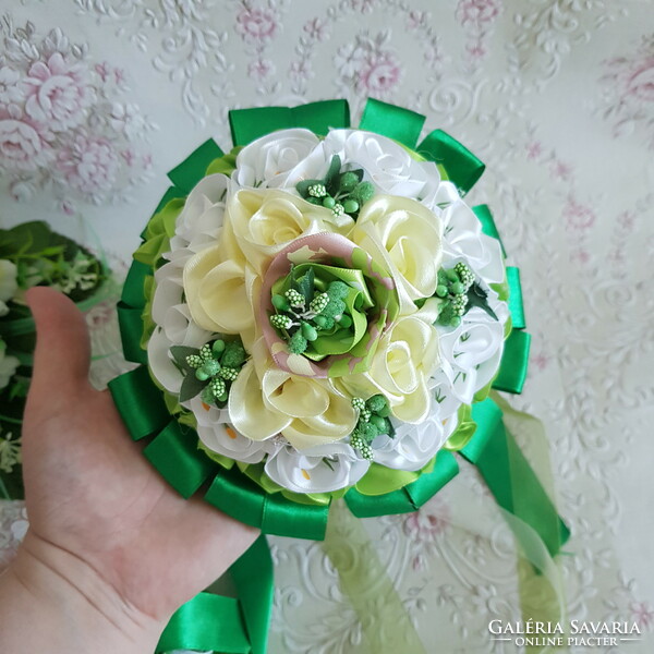 ÚJ, Egyedi készítésű zöld-krém-fehér menyasszonyi örökcsokor és gyűrűtartó szett