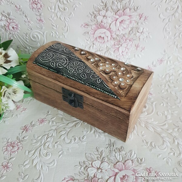 Wedding ring holder box with an antique effect, flower pattern, decorated with rhinestones, wall covering with moss