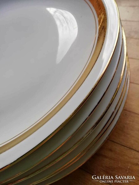 Alföldi porcelán lapos tányérok arany dekorral