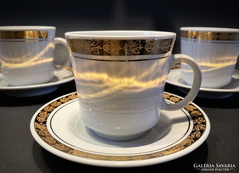 Alföldi 3 showcase coffee cup with gold rim and base with elegant gold stripes
