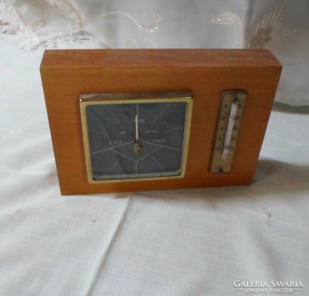 Retro table or wall barometer