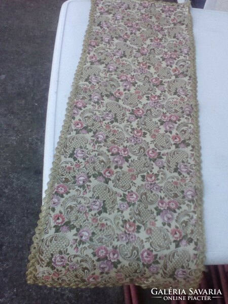 Brocade-style table runner with metal fiber lace