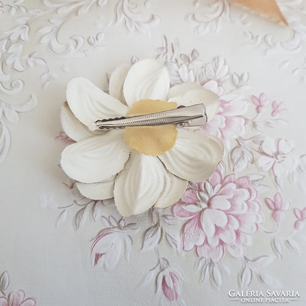 Új, egyedi készítésű arany színű esküvői gyűrűpárna csillogós virágcsattal