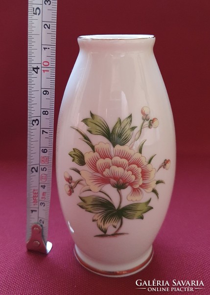 Hollóházi porcelán váza virág mintával
