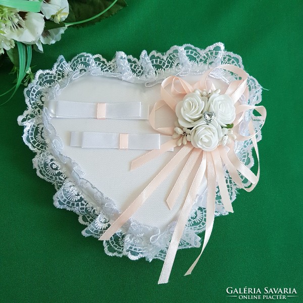 Új, egyedi készítésű fehér-barack, virágos, csipkés, szív alakú esküvői gyűrűpárna