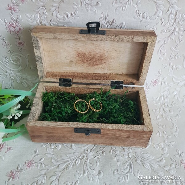 Wedding ring holder box with an antique effect, flower pattern, decorated with rhinestones, wall covering with moss