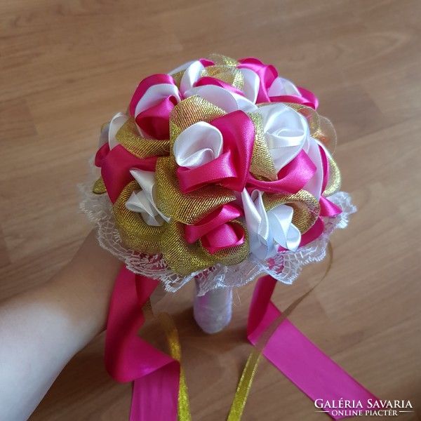 ÚJ, Egyedi készítésű hófehér-pink-arany csipkés menyasszonyi örökcsokor