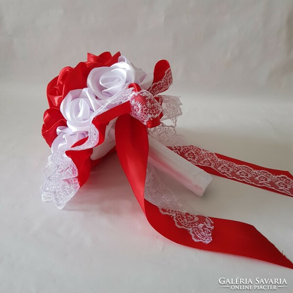 ÚJ, Egyedi készítésű hófehér-piros csipkés menyasszonyi örökcsokor