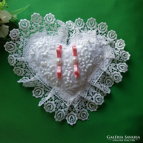 Új, egyedi készítésű rózsaszín masnis, virágos, csipkés, szív alakú hófehér esküvői gyűrűpárna