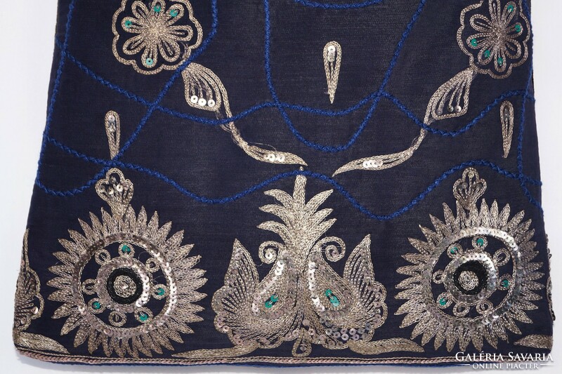 Kék, ezüst, virágos indiai száriból készült, kézzel hímzett, közepes méretű cipzáros női válltáska 3