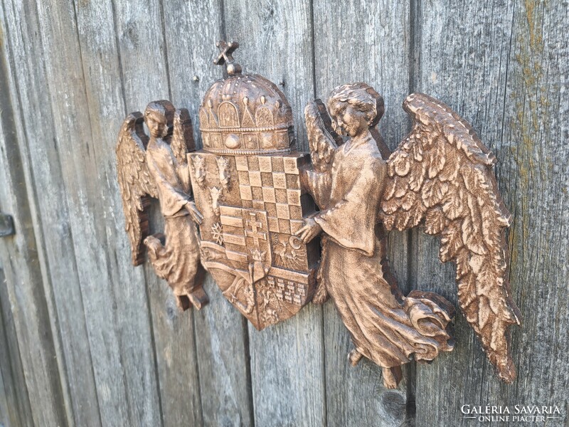 Fából készült angyalos közép címer