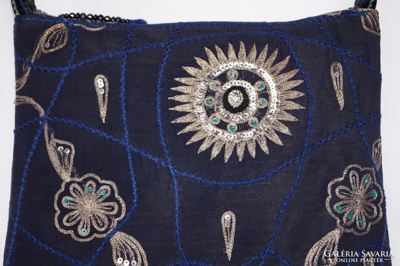 Kék, ezüst, virágos indiai száriból készült, kézzel hímzett, közepes méretű cipzáros női válltáska 3