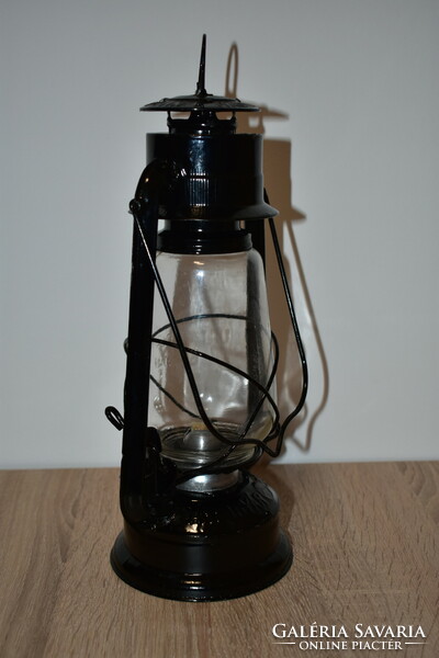 Lampart 598 viharlámpa, petróleum lámpa, dombornyomott üveggel