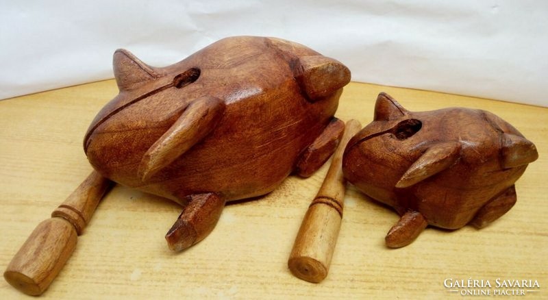 Békahangszer páros természetes fából kézműves iparművészeti munka Indonéziából