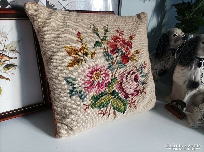 Very beautiful hand-embroidered floral decorative pillow, 40 x 40 cm