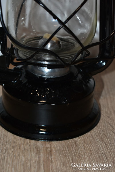 Lampart 598 viharlámpa, petróleum lámpa, dombornyomott üveggel