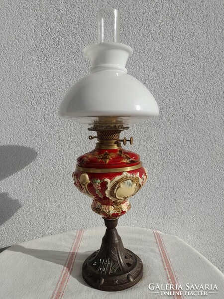 Historizing table kerosene lamp, large, plastic majolica, with glass reading cover