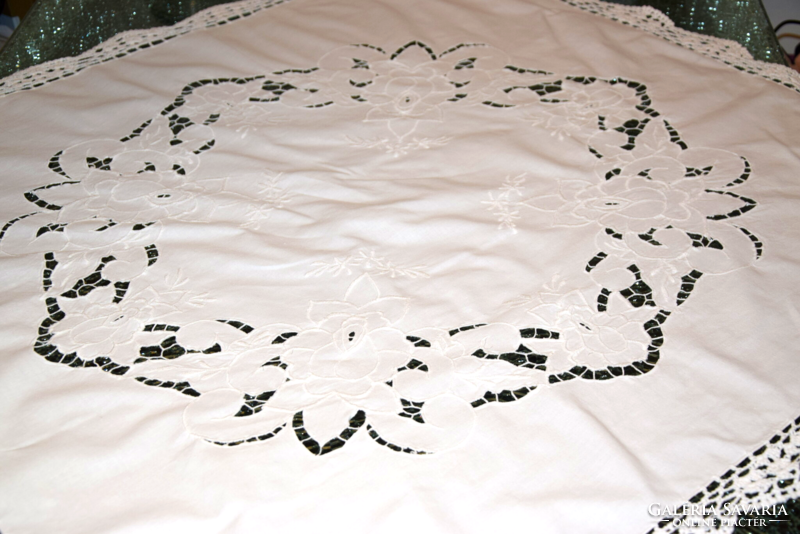 Régi antik kézi hímzett riselt csipkés terítő asztalterítő asztalközép kézimunka 89 x 85 cm