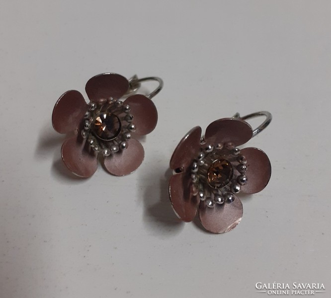 Flower-shaped hook-and-loop earrings in good condition, decorated with a sparkling stone in the middle