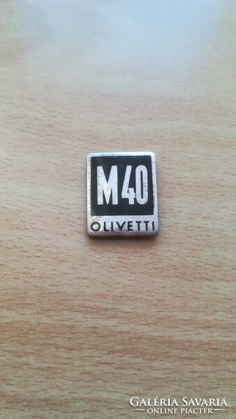 Olivetti M40   jelvény, kitűző ??