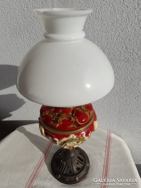 Historizing table kerosene lamp, large, plastic majolica, with glass reading cover