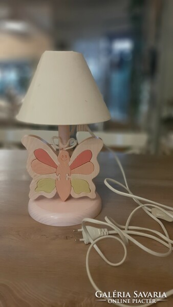 Lányka aztali lámpa pillangóval