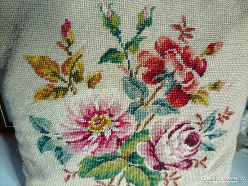 Very beautiful hand-embroidered floral decorative pillow, 40 x 40 cm