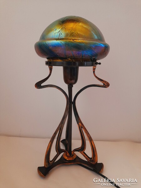 Horváth Márton asztali lámpa, irizált üveg lámpabúra