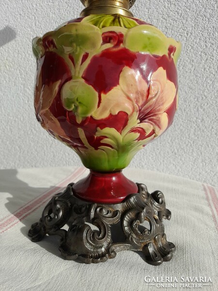 Szecessziós asztali petróleumlámpa, majolika, tulipán búra, eredeti rajta minden