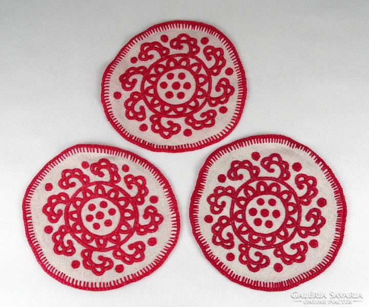 1Q059 Kalotaszegi hímzett piros terítő 3 darab 16 cm