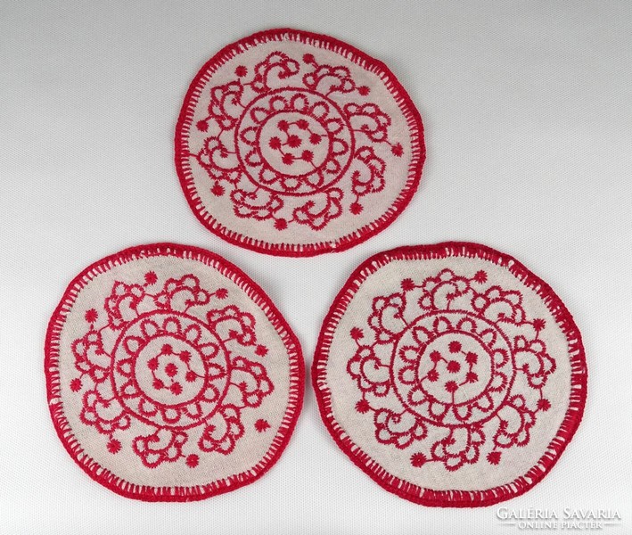 1Q059 Kalotaszegi hímzett piros terítő 3 darab 16 cm
