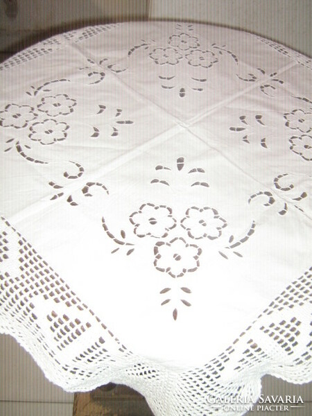 Beautiful hand-crocheted edged risellet white floral lace tablecloth