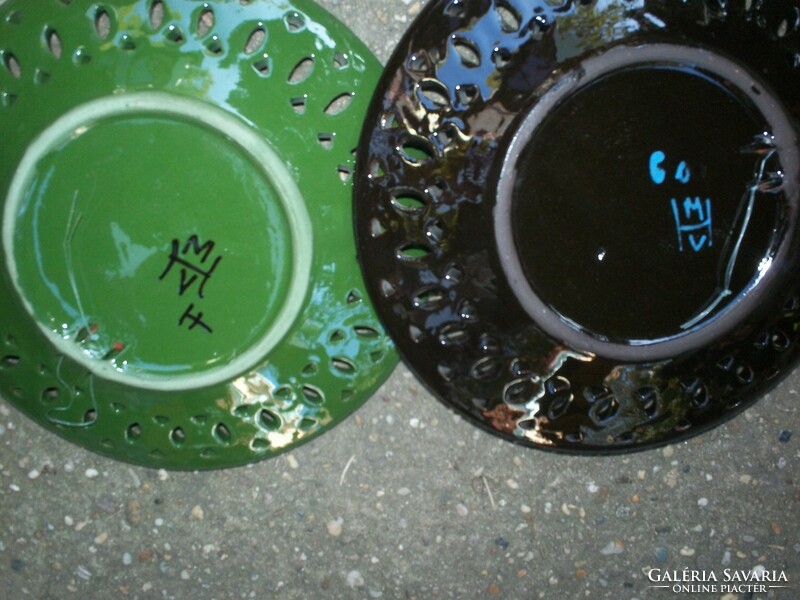 Mázas festett áttört kerámia fali tányérok 2 db együtt