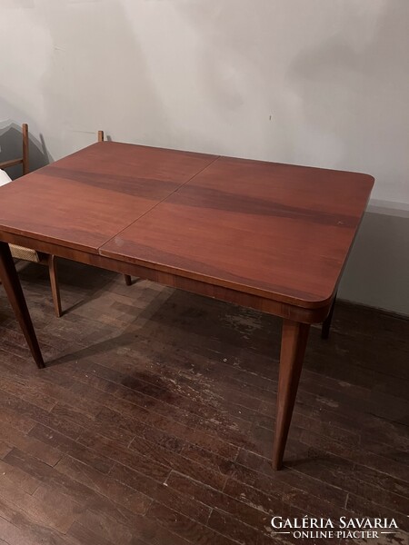 Czechoslovak extendable table to be renovated