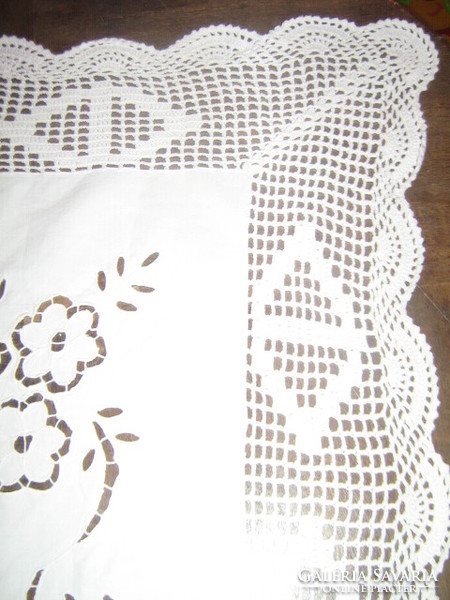 Beautiful hand-crocheted edged risellet white floral lace tablecloth