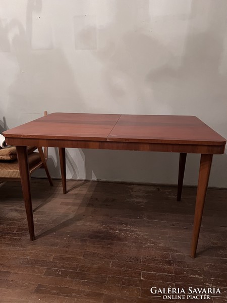 Czechoslovak extendable table to be renovated