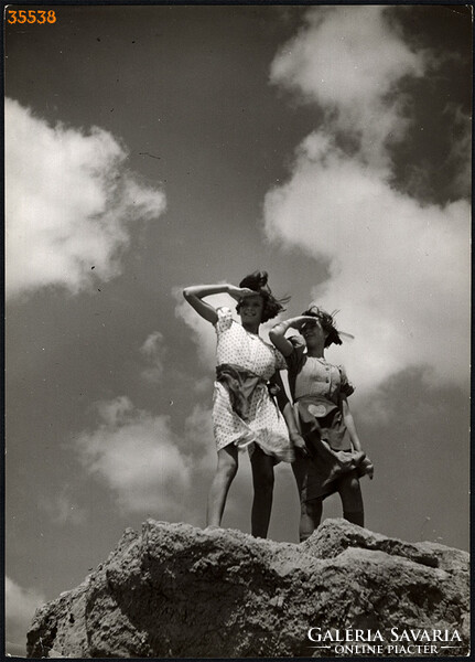 Nagyobb méret, Szendrő István fotóművészeti alkotása. Lányok a szikla tetején, 1930-as évek.