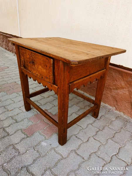 Kuriózum! Nagyon régi asztalka, ősi magyar nap szimbólummal, jó állapotban az 1700-as évekből