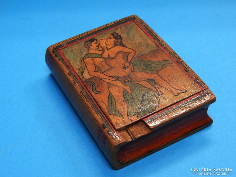 Festett erotikus ábrázolás fa dobozon a XX. szd. elejéről