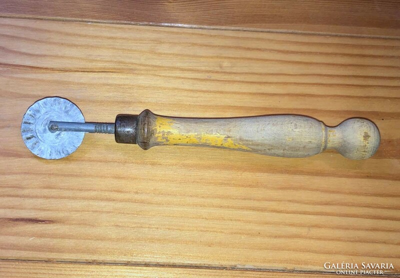 Retro wood cutter old wood cutting cutter for decoration decoration with a wooden handle