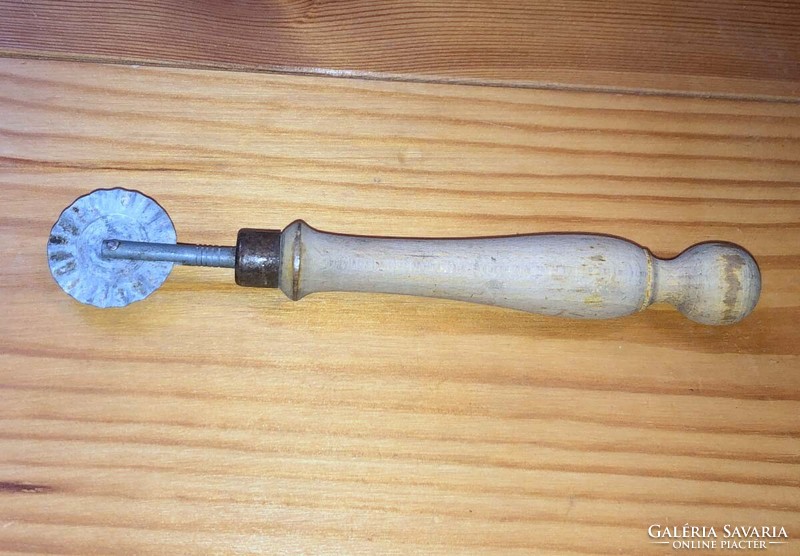 Retro wood cutter old wood cutting cutter for decoration decoration with a wooden handle
