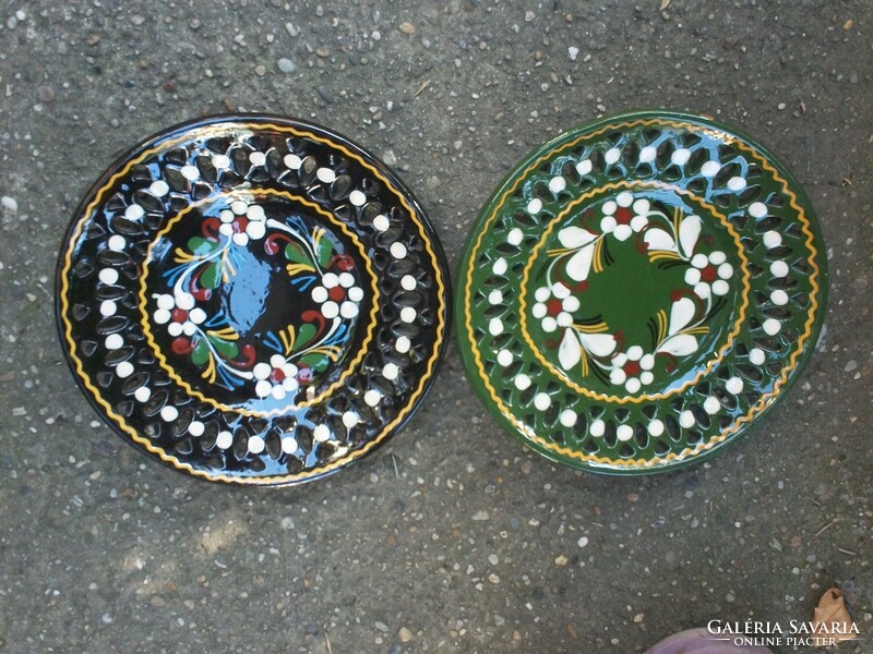 Mázas festett áttört kerámia fali tányérok 2 db együtt