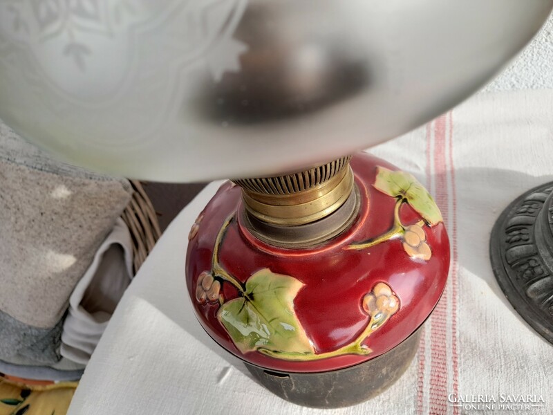 Szecessziós asztali petróleumlámpa, nagyméretű, majolika, tulpánbúra, eredeti rajta minden