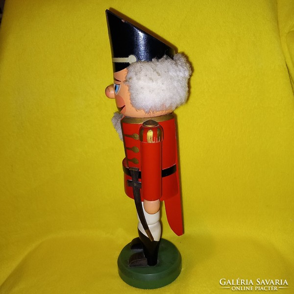 Régi, jelzett diótörő katona, karácsonyi dekoráció, fa figura, szobor.