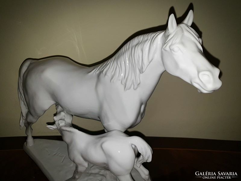 Nagyméretű Herendi fehér ló csikójával figura