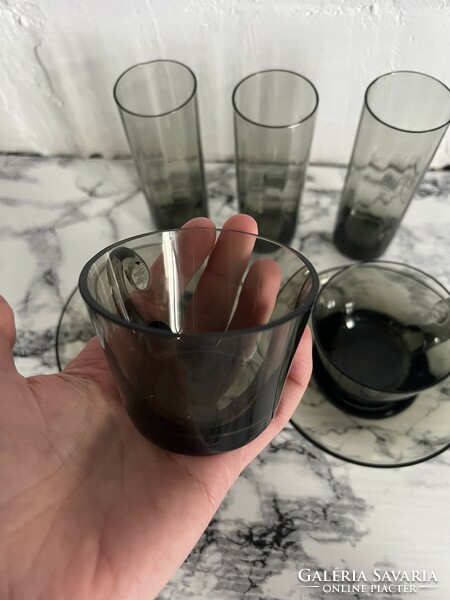 Füst színű üveg kávés csészék és likőrős vagy pálinkás poharak