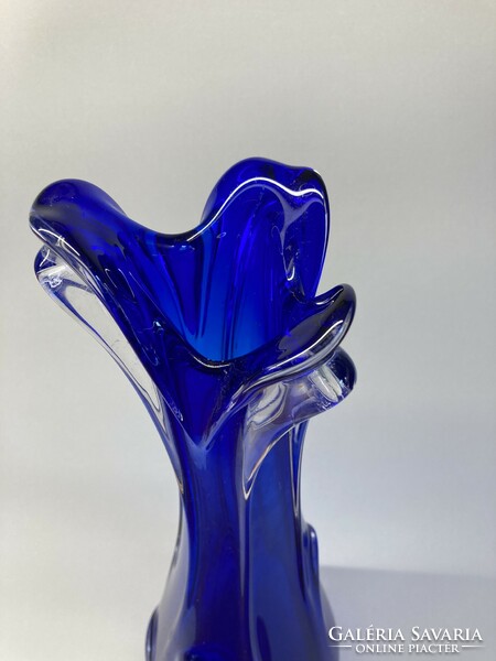 Kobaltkék üveg váza extravagáns kialakítással, hibátlan